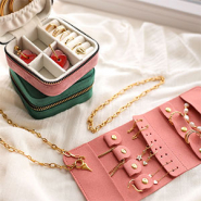 Set di ispirazione Porta i tuoi gioielli con stile con le nostre scatole e portagioie da viaggio