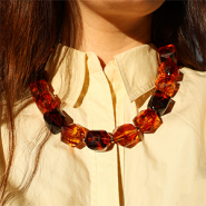 Set di ispirazione Crea collane e bracciali di tendenza con perline in acrilico