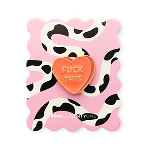 BY31&reg; Pin "Fuck this" su un cartoncino rosa chiaronero-bianco-corallo-oro