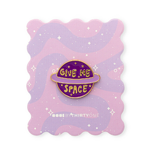 BY31&reg; Pin "Give me space" su un cartoncino viola multicolore-giallo-oro