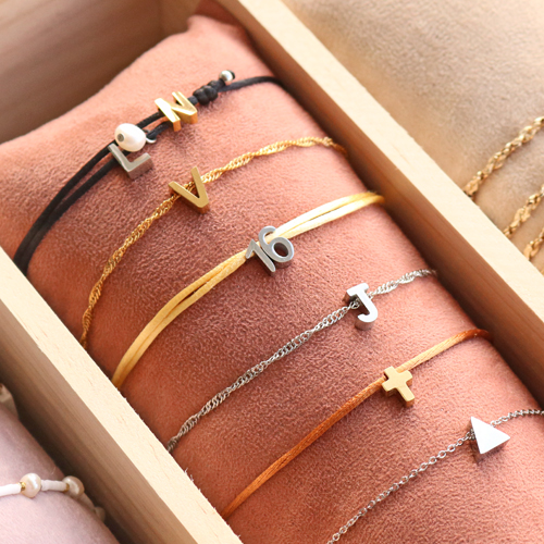 Crea cos&igrave; gioielli personalizzati con le nuove perline a lettere in acciaio inox: