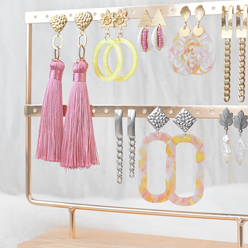 Ecco come realizzare in modo facile e veloce degli orecchini con i componenti in acciaio inox: 