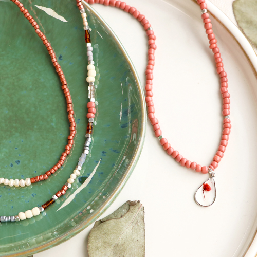 Idee creative per realizzare gioielli in stile minimalista, in bellissimi colori invernali