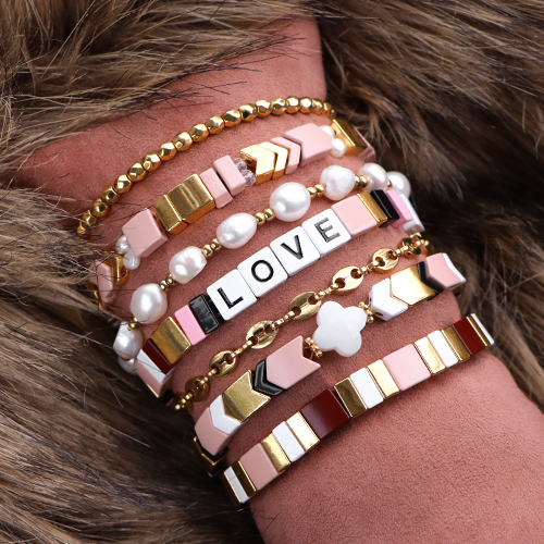 Crea gioielli originali con queste perline tile in vari colori e forme diverse