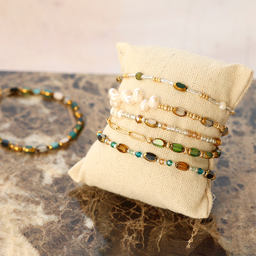 Crea splendidi gioielli con le perline di vetro con bordo dorato