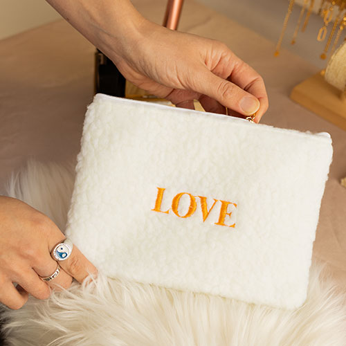 Pochette teddy compatte ed essenziali