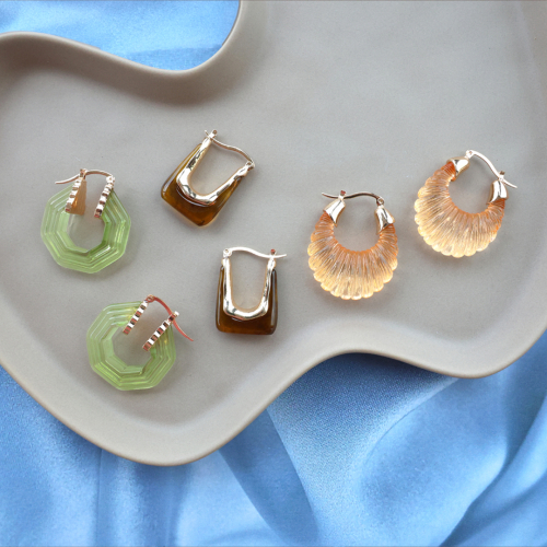 Consigli per indossare orecchini in resina