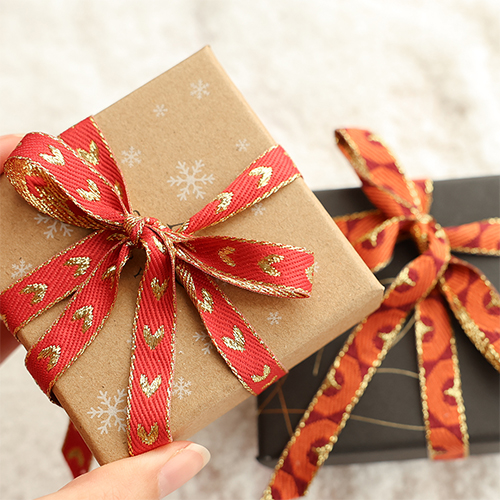 Crea braccialetti, portachiavi e regali unici con nastri con testo