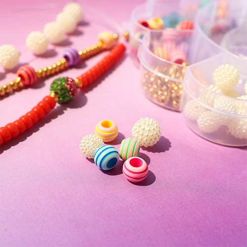 Ispirazione per braccialetti allegri con perline in acrilico