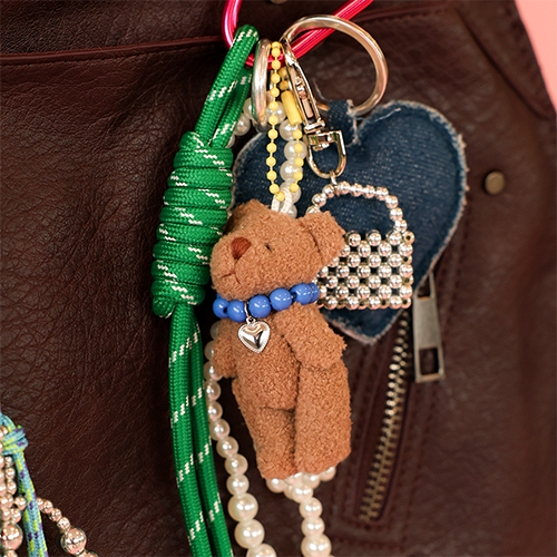 Momento di ispirazione con ciondoli alla moda