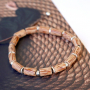 Guarda qui come puoi realizzare da te stupendi bracciali con le perline in legno: 