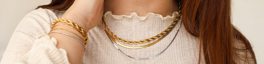 Belle collane e bracciali in acciaio inossidabile Belle collane e bracciali in acciaio inossidabile