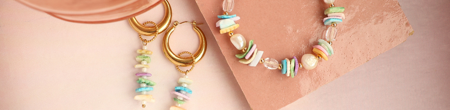 Nuove perline di conchiglia colorate per l'estate Nuove perline di conchiglia colorate per l'estate