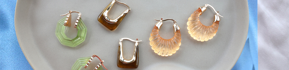 Orecchini in resina colorati in diverse forme