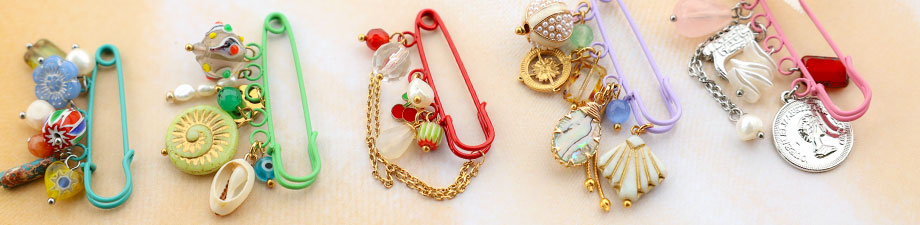 Nuova collezione di spille decorative con occhielli